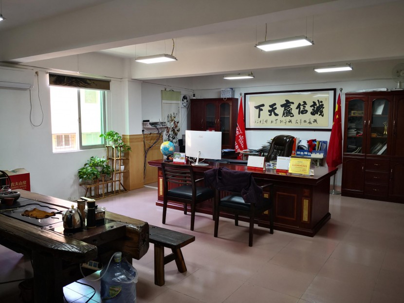 關(guān)于特固-東莞市特固新材料有限公司是一家專(zhuān)業(yè)從事膠水和化學(xué)品研發(fā)，生產(chǎn)，銷(xiāo)售的高新技術(shù)企業(yè)。特固新材膠水廠家自2013年成立以來(lái)一直以“聚焦客戶需求”為核心并致力于成為全球值得信賴(lài)的膠水解決方案供應(yīng)商。      公司目前主要產(chǎn)品有：環(huán)氧樹(shù)脂膠,502膠,UV膠,硅膠,導(dǎo)熱硅脂,散熱硅脂,堵漏修補(bǔ)片,膠水,高溫膠水,金屬膠水,玻璃膠水,玻璃金屬金屬,膠水處理劑,ab膠,厭氧膠,螺絲膠,螺紋膠,補(bǔ)鞋膠膠水,塑料膠水,膠水解膠劑,滴膠,河流桌滴膠,水晶滴膠,透明滴膠,耐黃變環(huán)氧ab膠,低白化502膠水,電子膠水等。