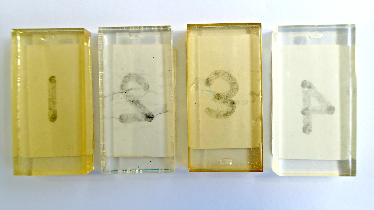 環(huán)氧樹(shù)脂ab膠很容易黃變，可塑性差，又傷害了其自身的發(fā)展趨向，那為什么環(huán)氧樹(shù)脂ab膠會(huì)黃變？